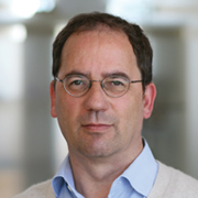 Peter Elster, gepr. Präventologe und Heilpraktiker Seit 1999 führt er eine Praxis für TCM und Naturheilkunde in München mit dem Schwerpunkt ganzheitliche biologische Krebstherapie. 