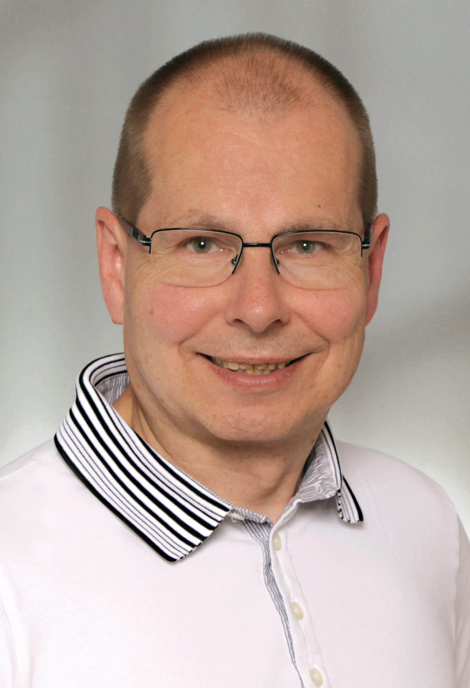 Dr. Jörg Steegborn Promotion in Protein-Biochemie; Praxistätigkeit mit den Schwerpunkten u.a. in Homöosiniatrie, Akupunktur, Homöopathie, Manueller Medizin.