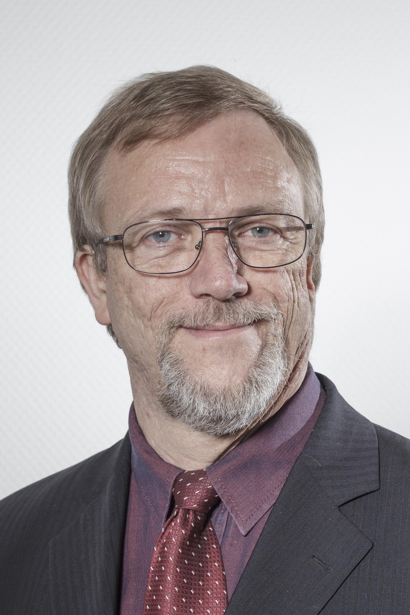 Dr. rer. nat. Stefan Scheibel ist Chemiker und seit mehr als 30 Jahren im medizinischen Vertrieb tätig.